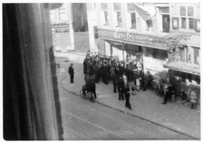 856013 Afbeelding van een lange rij mensen die wachten voor de winkel van Albert Heijn (Voorstraat 12) te Utrecht ...